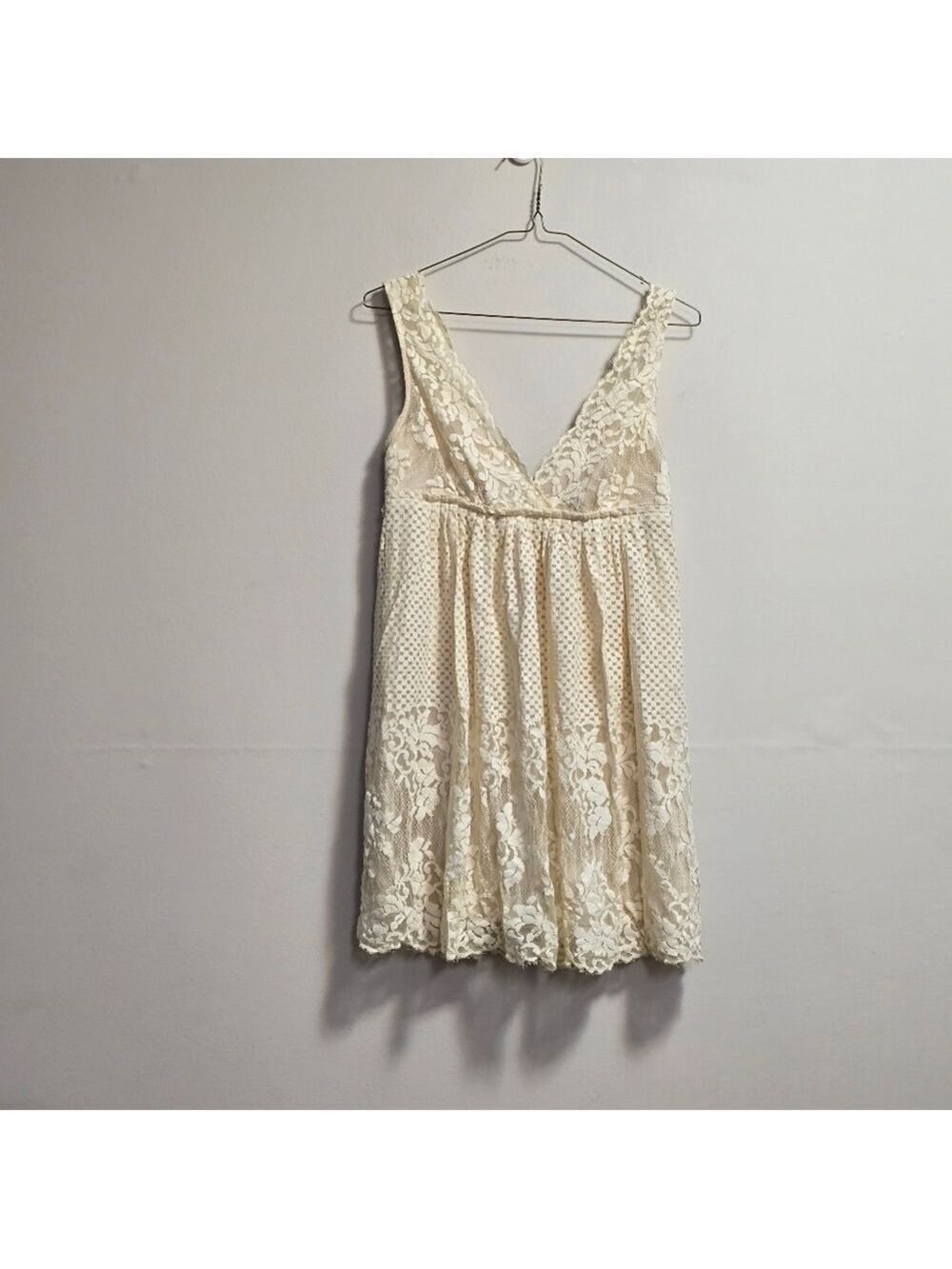 BCBGmaxAzria Aline V neck Elegant Cream Floral Lace Dress Size 2